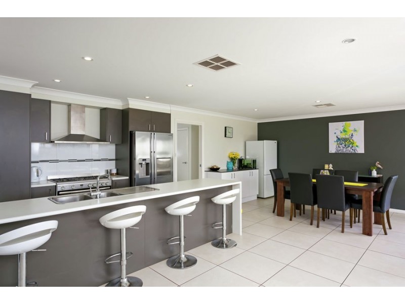 76 Kaloona Drive, Bourkelands NSW 2650