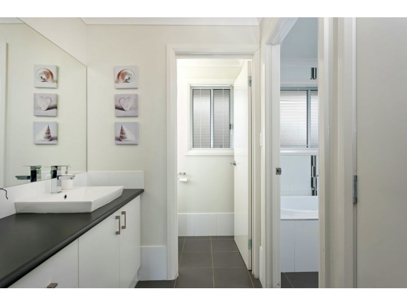 76 Kaloona Drive, Bourkelands NSW 2650