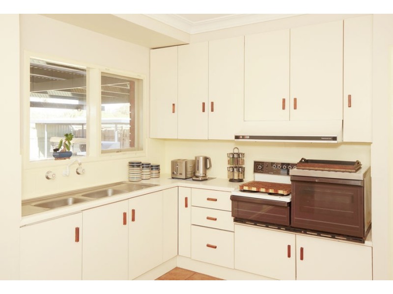 21 Inglis Street, Lake Albert NSW 2650