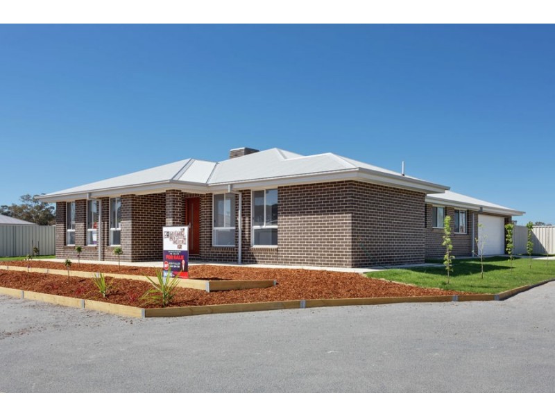 9 Gallop Avenue, Turvey Park NSW 2650