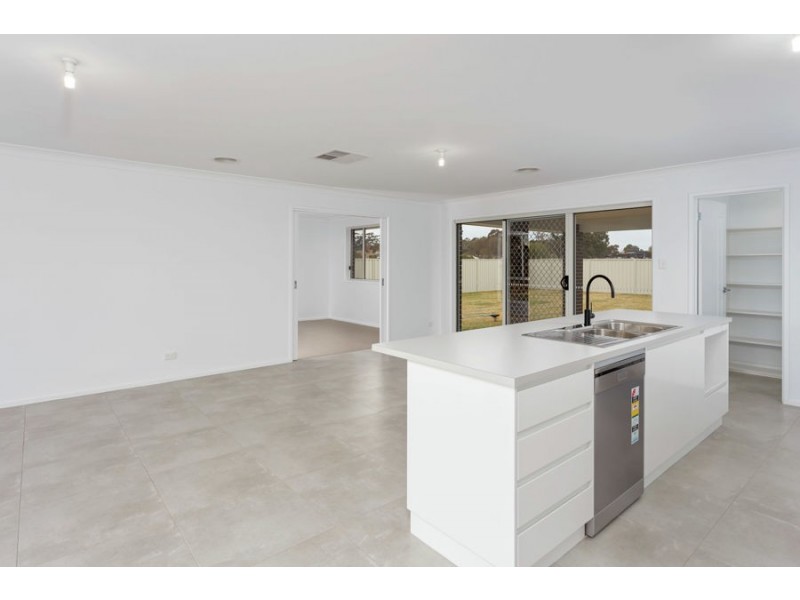 9 Gallop Avenue, Turvey Park NSW 2650