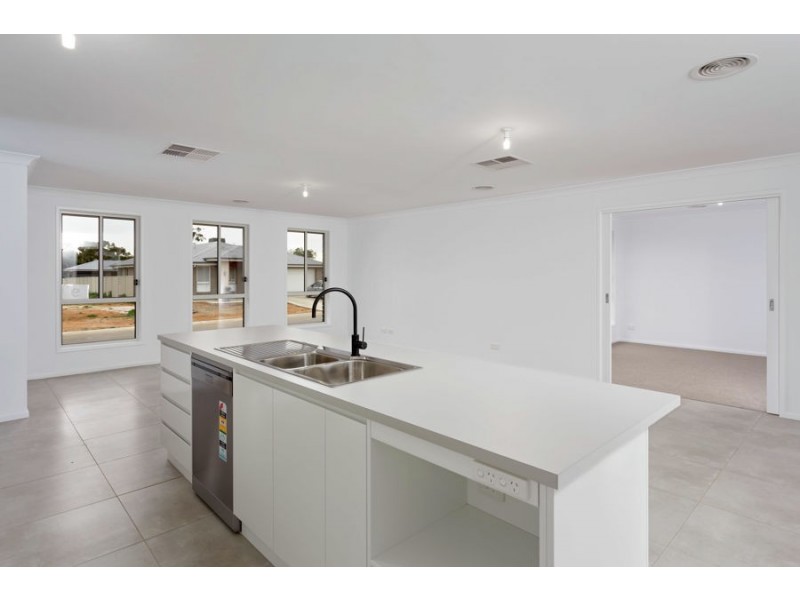 9 Gallop Avenue, Turvey Park NSW 2650