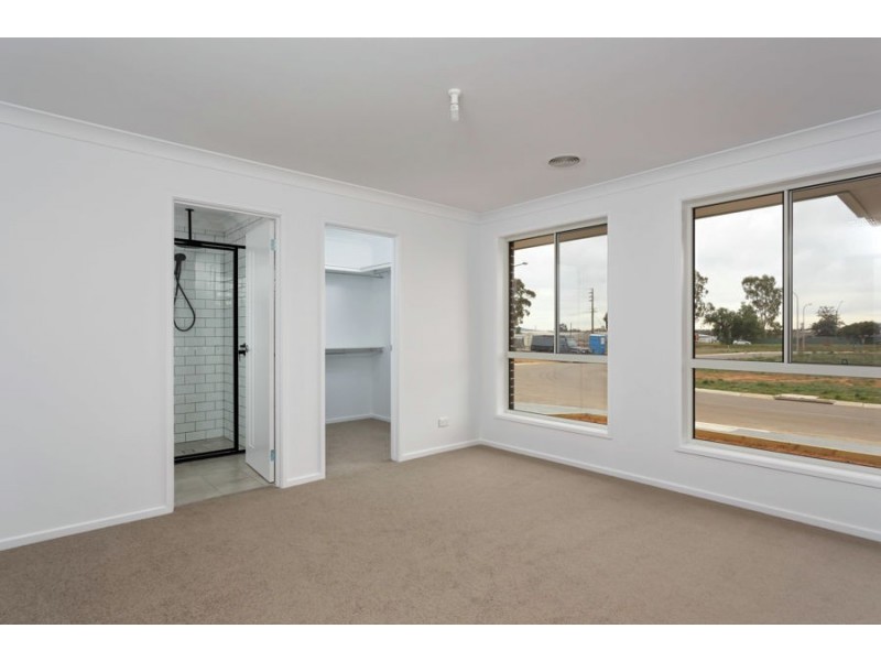 9 Gallop Avenue, Turvey Park NSW 2650