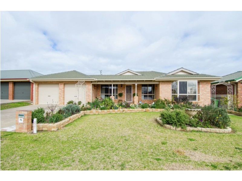 28 Paldi Crescent, Glenfield Park NSW 2650