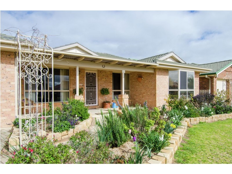 28 Paldi Crescent, Glenfield Park NSW 2650