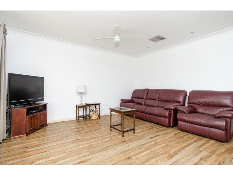 28 Paldi Crescent, Glenfield Park NSW 2650