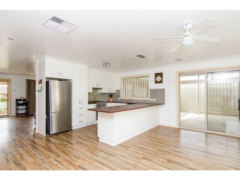 28 Paldi Crescent, Glenfield Park NSW 2650