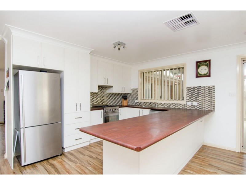 28 Paldi Crescent, Glenfield Park NSW 2650