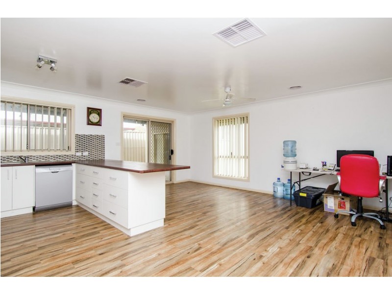 28 Paldi Crescent, Glenfield Park NSW 2650