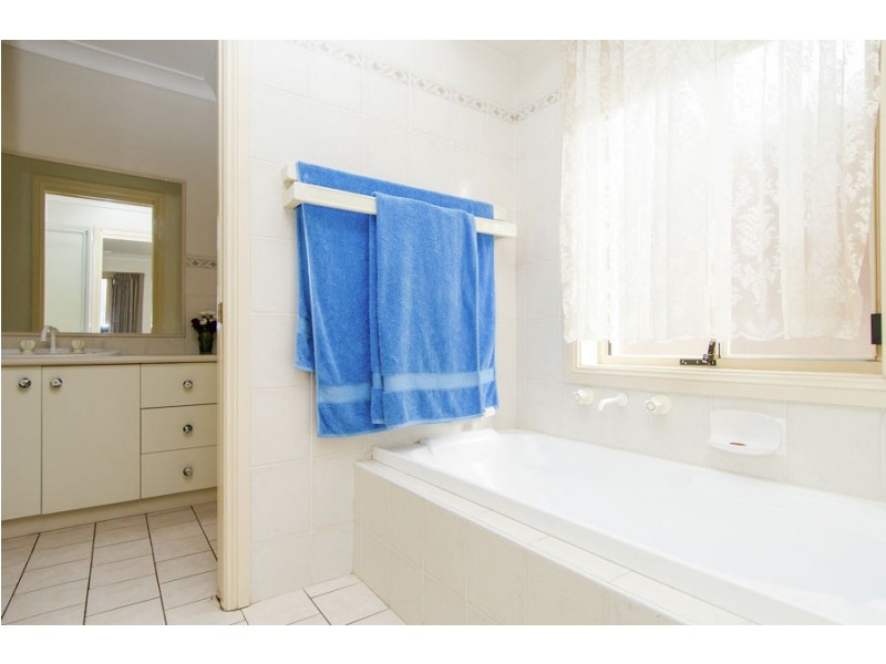 28 Paldi Crescent, Glenfield Park NSW 2650