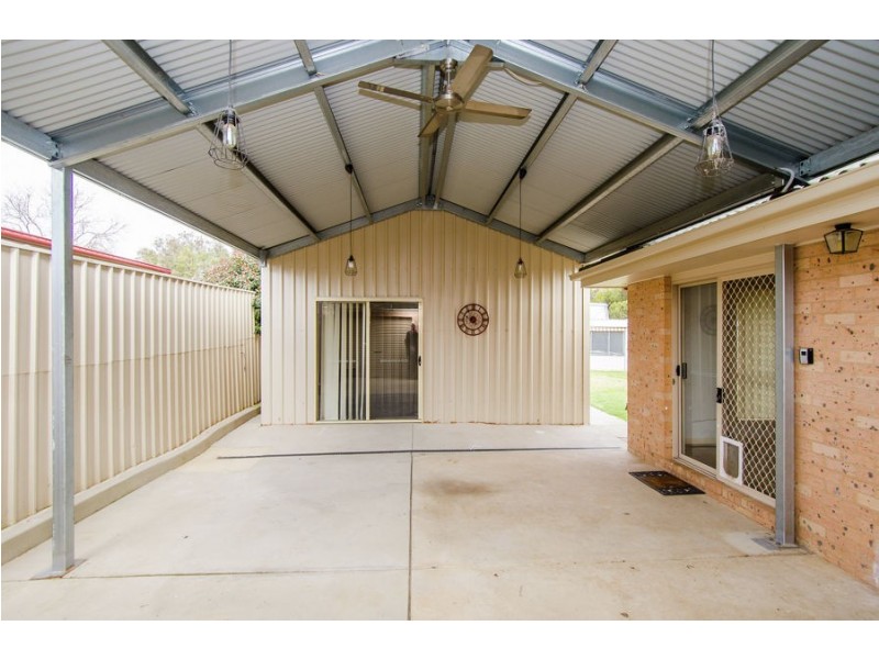 28 Paldi Crescent, Glenfield Park NSW 2650