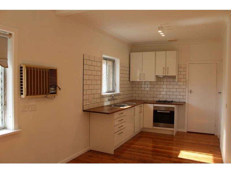 8 Manoora Avenue, Mount Austin NSW 2650
