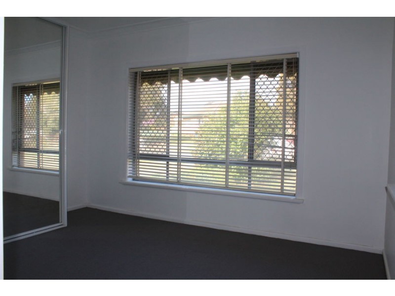 8 Manoora Avenue, Mount Austin NSW 2650