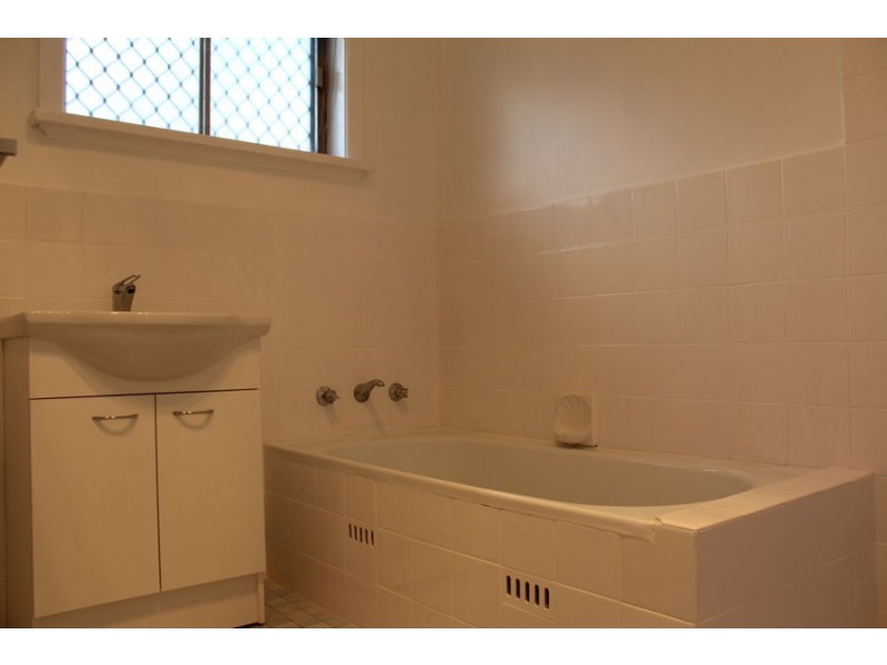 8 Manoora Avenue, Mount Austin NSW 2650