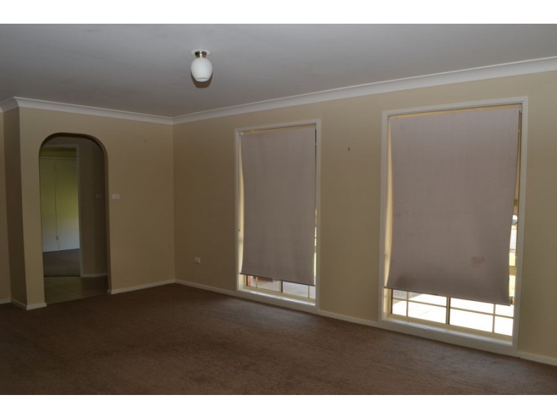 10 Yentoo Drive, Glenfield Park NSW 2650