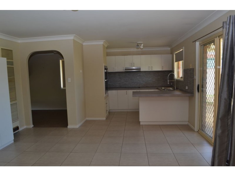 10 Yentoo Drive, Glenfield Park NSW 2650