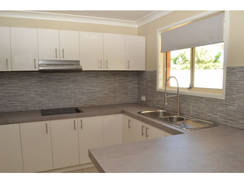 10 Yentoo Drive, Glenfield Park NSW 2650