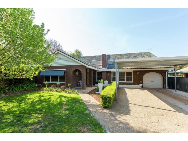 9 Cooinbil Crescent, Kooringal NSW 2650