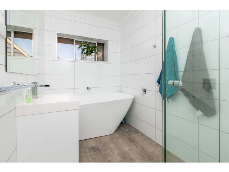 9 Cooinbil Crescent, Kooringal NSW 2650