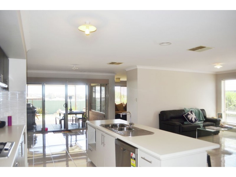 42 Melaleuca Drive, Forest Hill NSW 2651