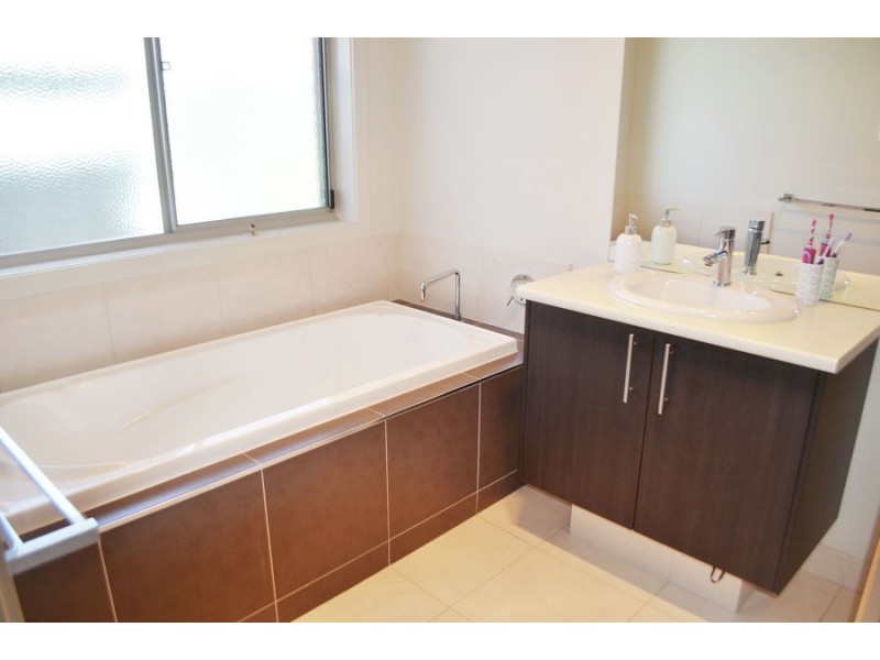 42 Melaleuca Drive, Forest Hill NSW 2651