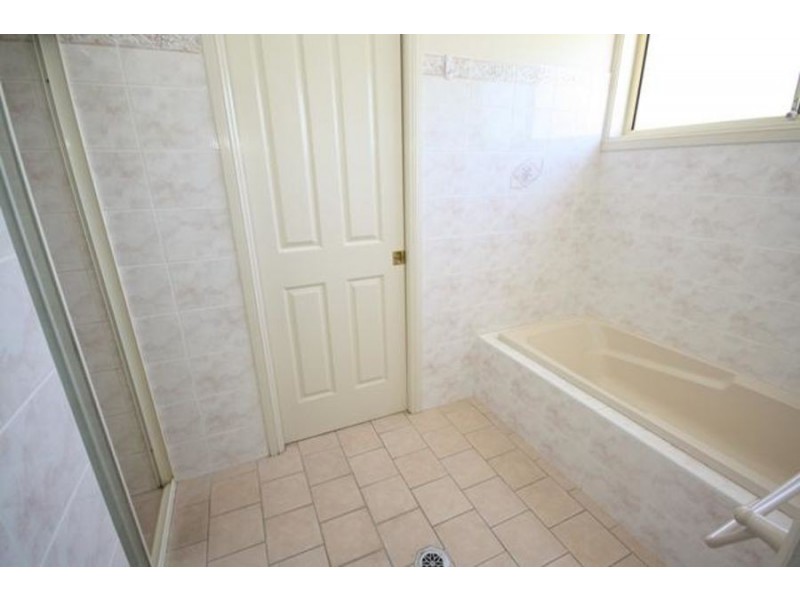 2 23 Kirrang Avenue, Glenfield Park NSW 2650