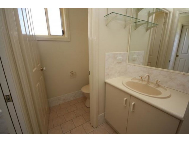 2 23 Kirrang Avenue, Glenfield Park NSW 2650