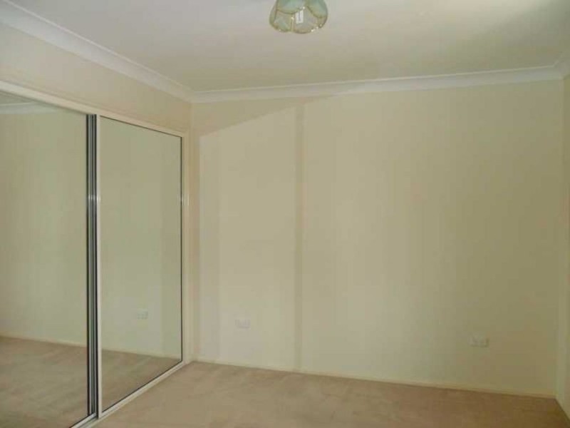 2 23 Kirrang Avenue, Glenfield Park NSW 2650