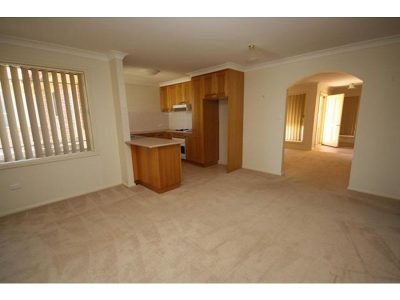 2 23 Kirrang Avenue, Glenfield Park NSW 2650