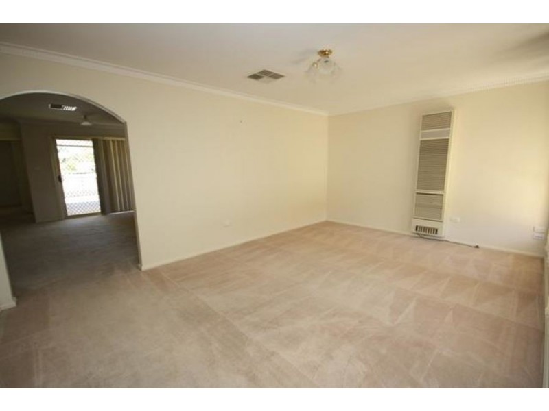 2 23 Kirrang Avenue, Glenfield Park NSW 2650