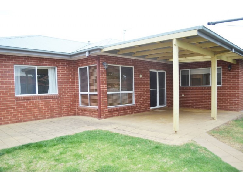 6 Lyndoch Place, Bourkelands NSW 2650