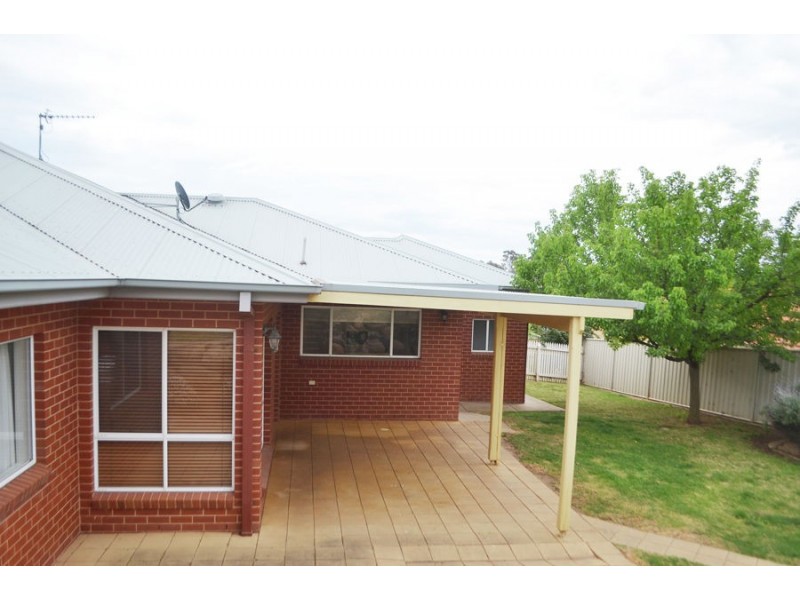 6 Lyndoch Place, Bourkelands NSW 2650