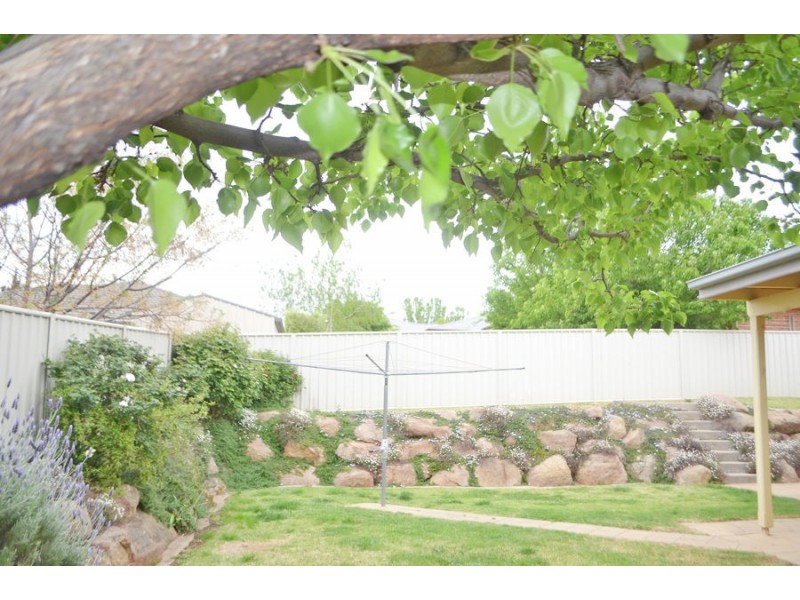 6 Lyndoch Place, Bourkelands NSW 2650