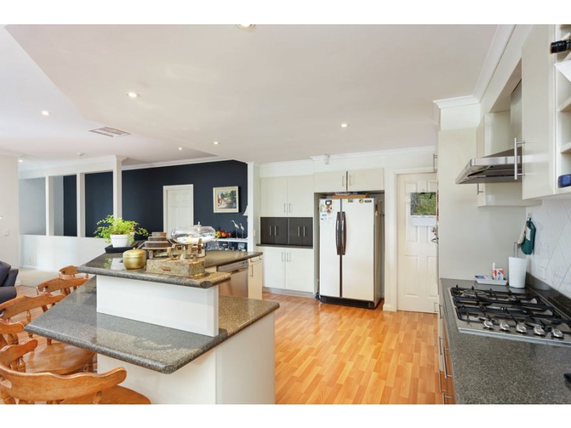 8 Headley Place, Kooringal NSW 2650