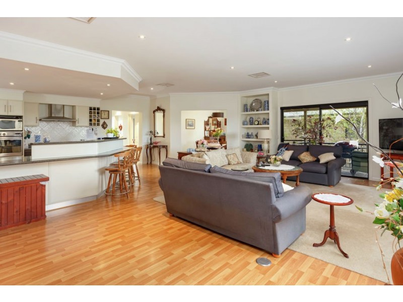 8 Headley Place, Kooringal NSW 2650