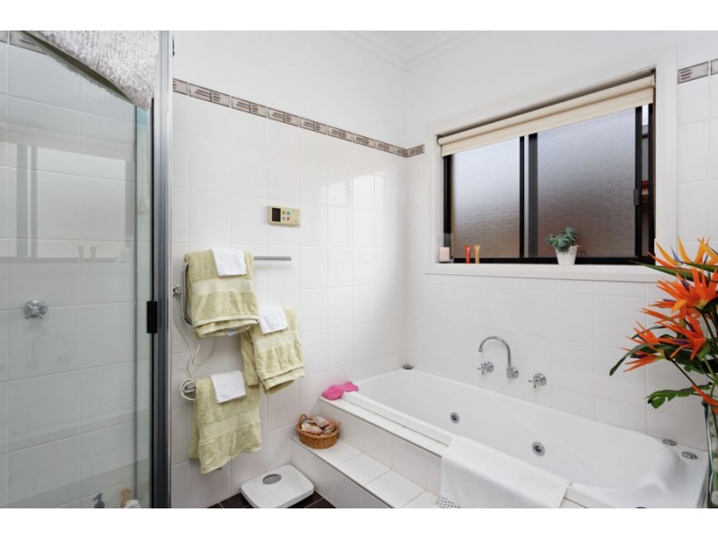 8 Headley Place, Kooringal NSW 2650