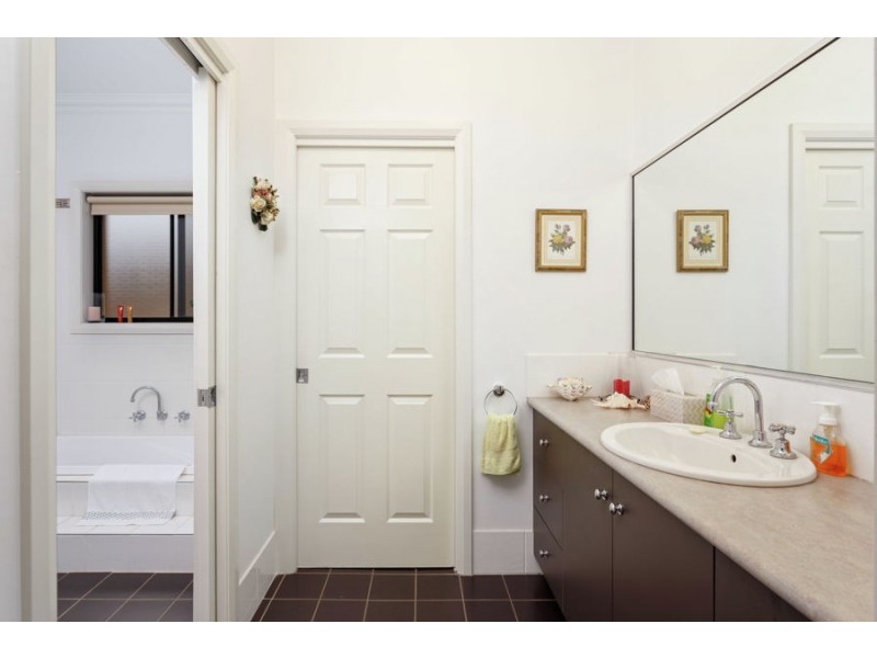 8 Headley Place, Kooringal NSW 2650