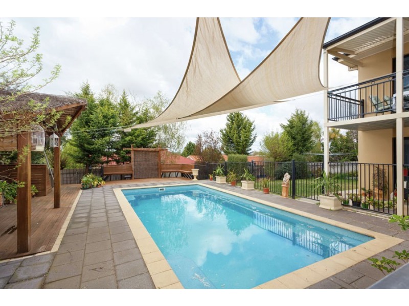8 Headley Place, Kooringal NSW 2650