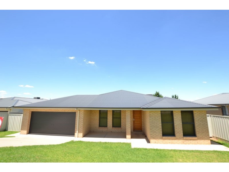 10 Pinnacle Place, Estella NSW 2650