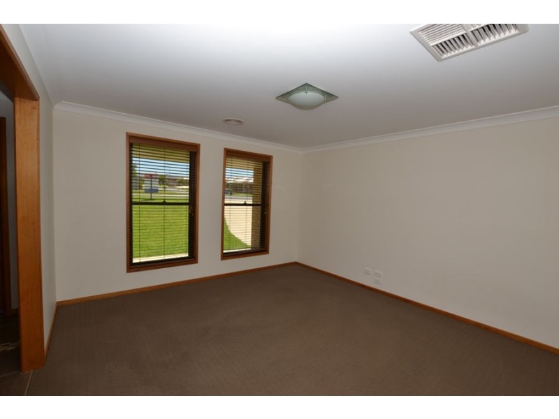 10 Pinnacle Place, Estella NSW 2650