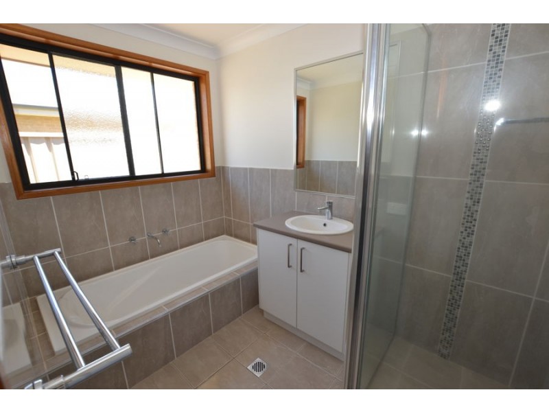 10 Pinnacle Place, Estella NSW 2650