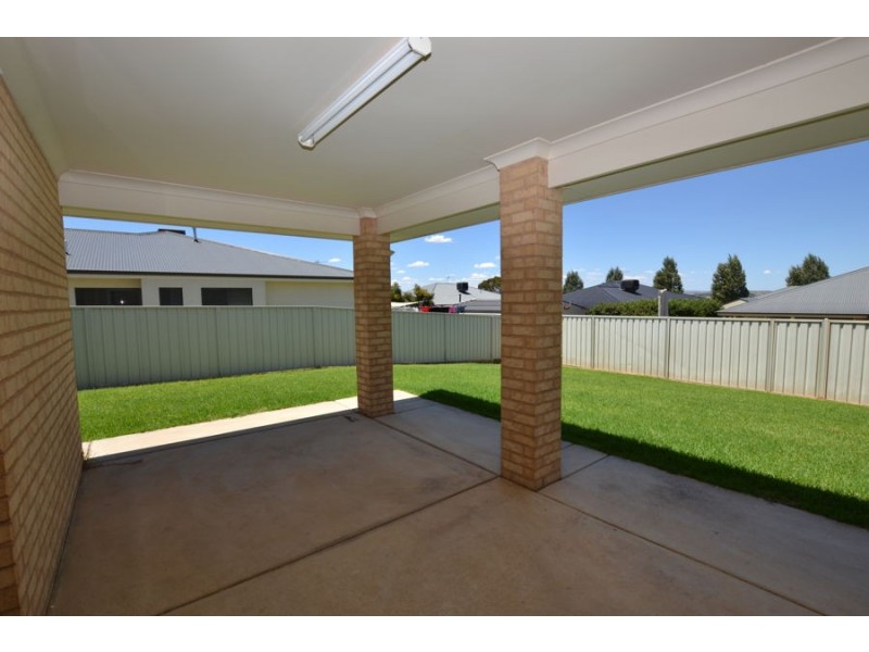 10 Pinnacle Place, Estella NSW 2650