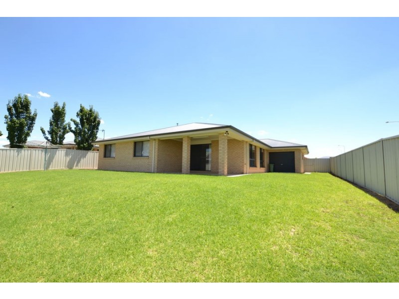 10 Pinnacle Place, Estella NSW 2650