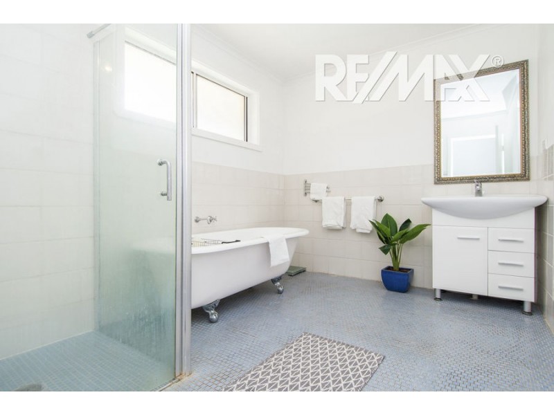 73 Balmoral Crescent, Lake Albert NSW 2650