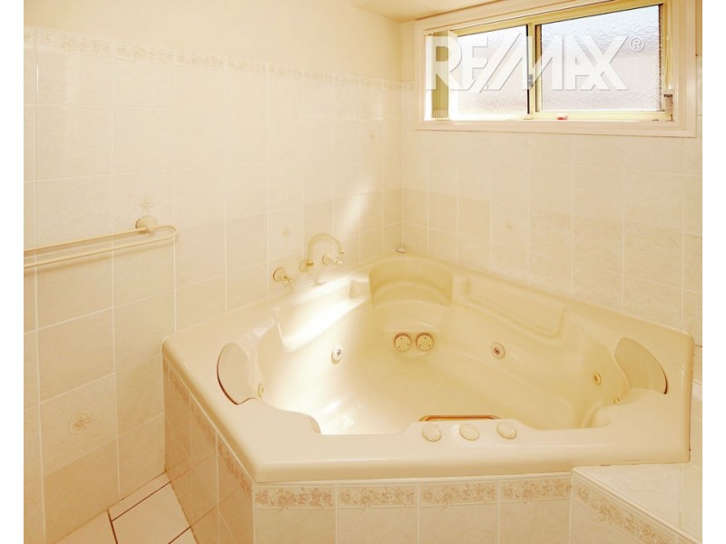 17 Kirrang Avenue, Glenfield Park NSW 2650