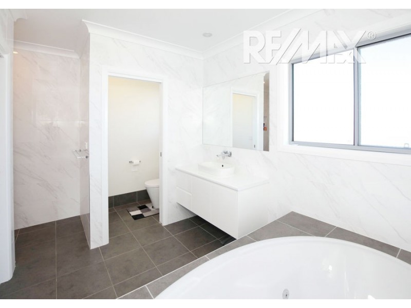 5 Kyalla Place, Bourkelands NSW 2650