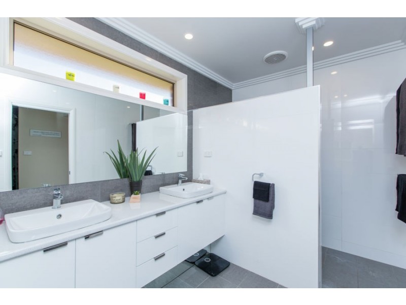 5 Veronica Place, Lake Albert NSW 2650