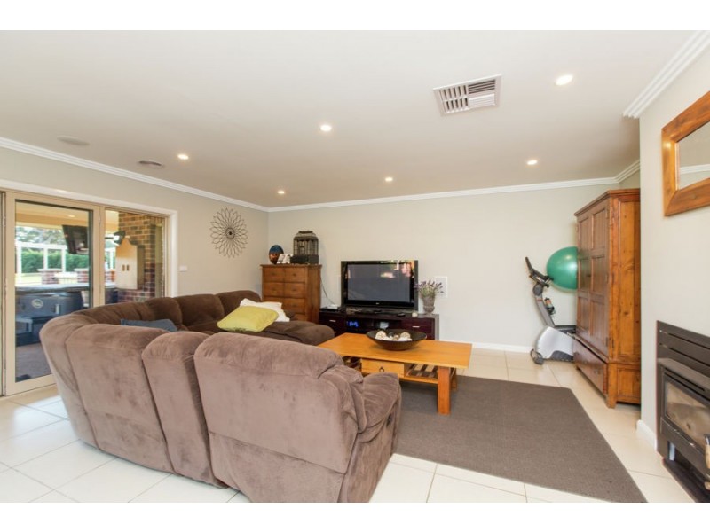 5 Veronica Place, Lake Albert NSW 2650