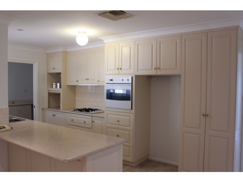3 Nathan Place, Kooringal NSW 2650