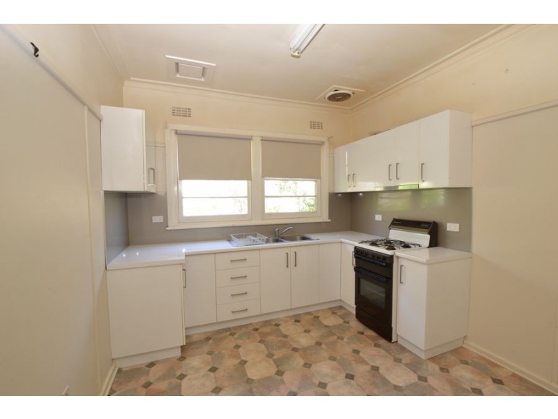 96 Macleay Street, Turvey Park NSW 2650